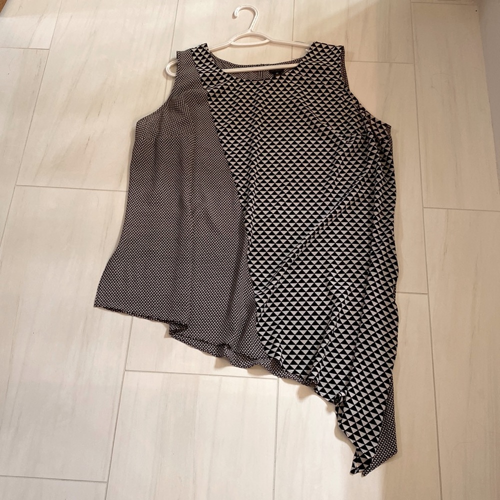 3x Black and white geometric print asymmetrical women’s top